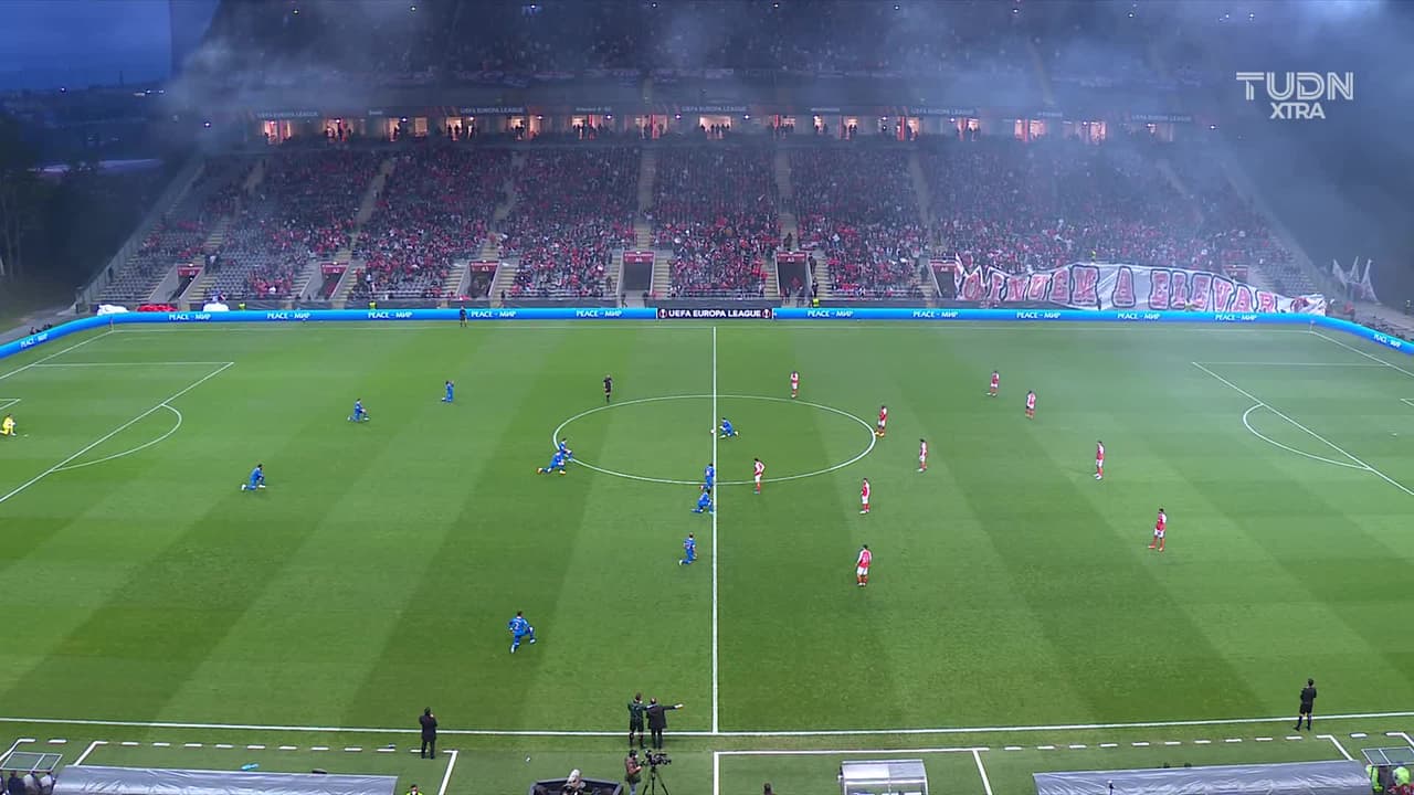 Arranca el partido y la pelota está en juego.