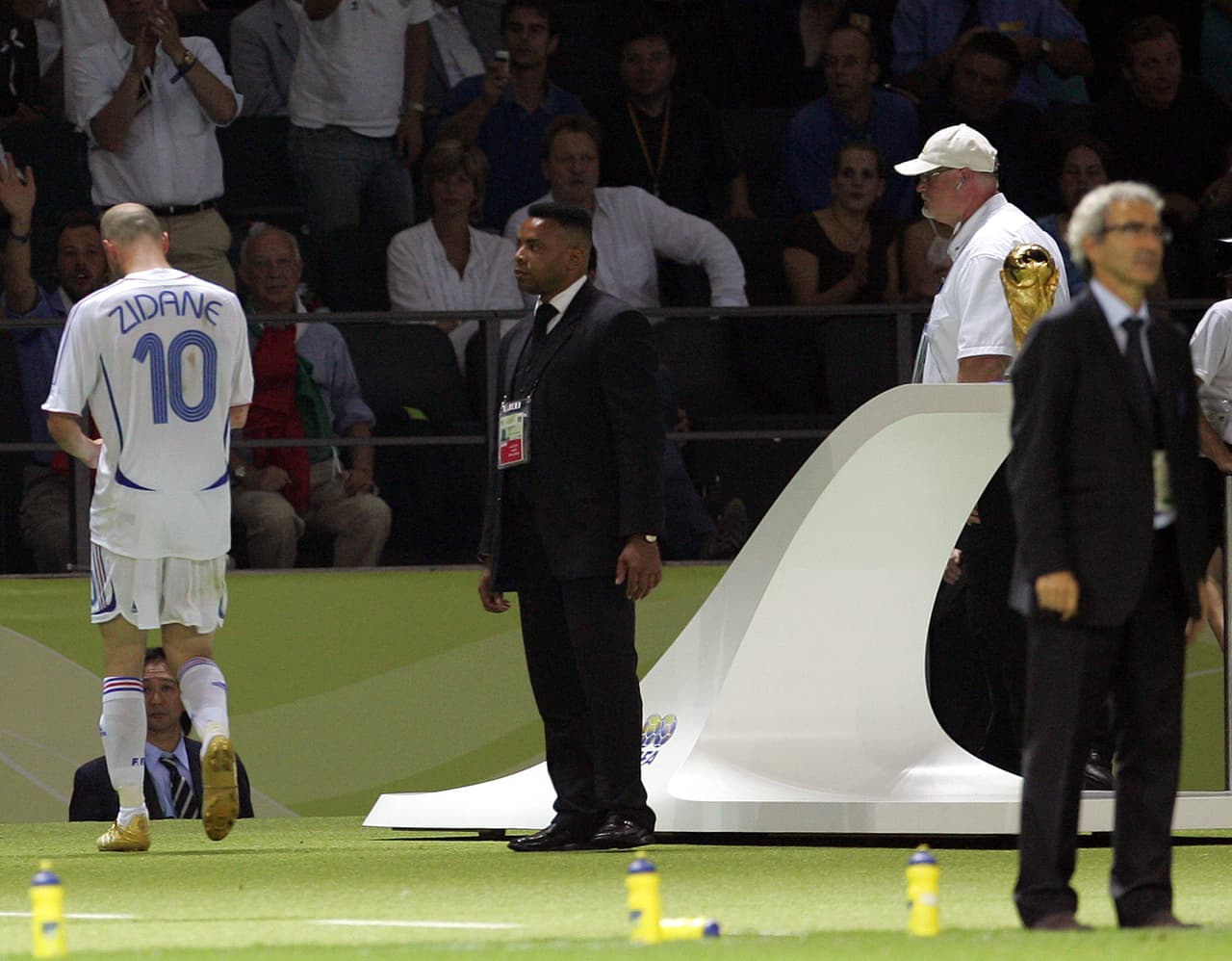 El '10' de Francia, en un arranque de ira, le dio la espalda a su país, a sus compañeros y a la gloria en Alemania, ese lugar que fue testigo del doloroso hecho.