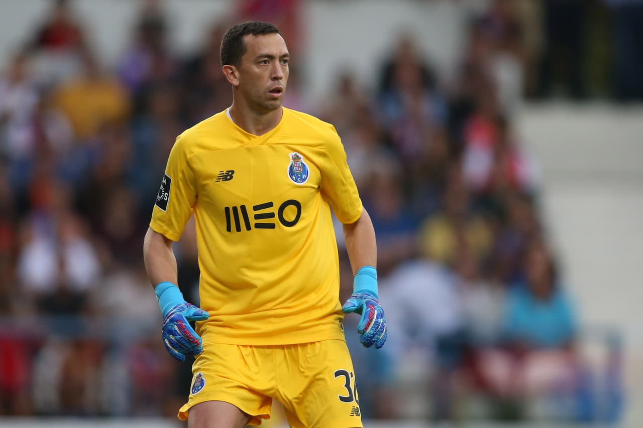 El arquero argentino se marchó al Porto y fue sustituido por Guillermo Ochoa.