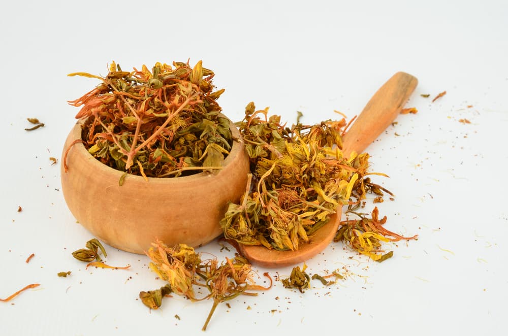 Su relación con lo 'oscuro' bien puede salir de los efectos secundarios de su consumo, pues usarla en exceso desencadena como habíamos mencionado, efectos de nerviosismo, gente muy sensible a la luz y reacciones ante el Sol y episodios de fuerte ansiedad y malestar que la gente podría llamar arranques de locura.