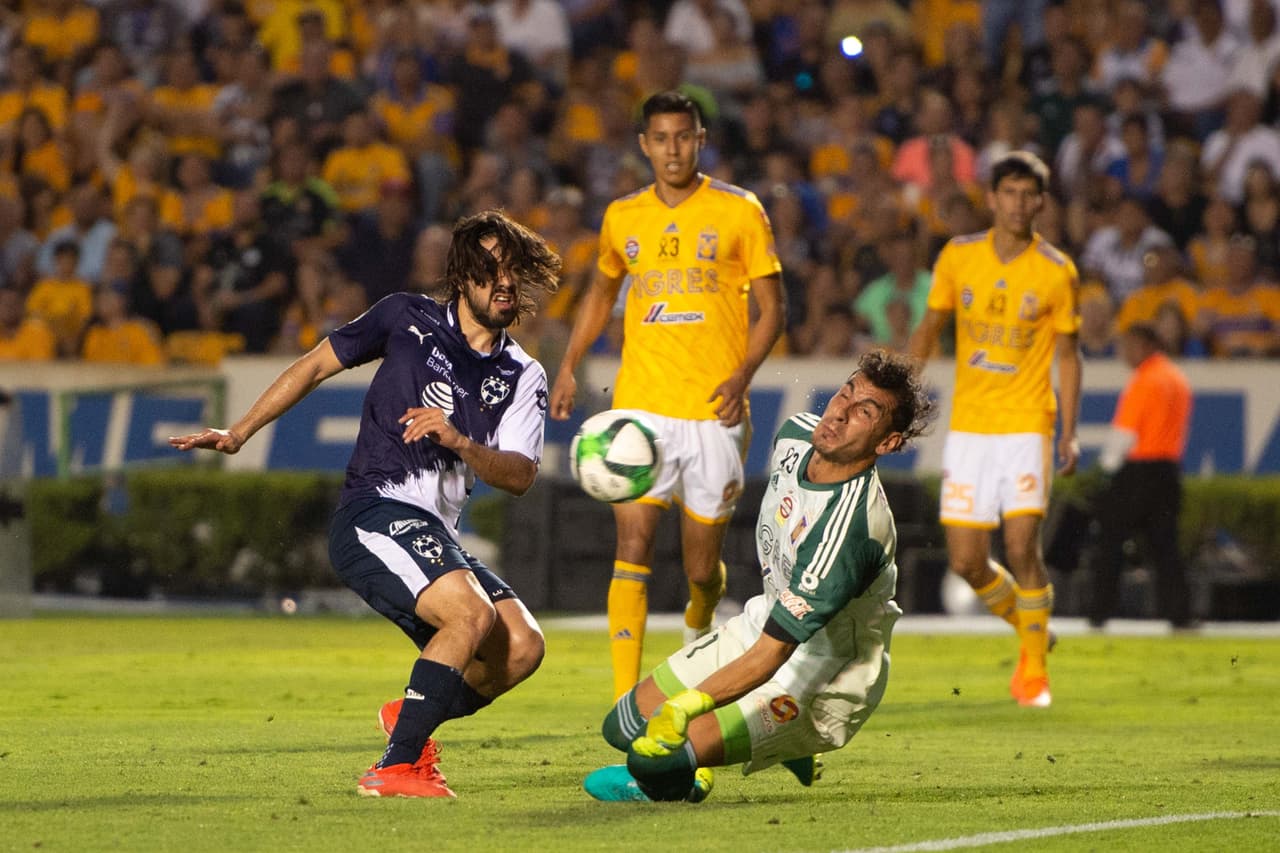 Nahuel Guzmán (derecha) salvó a Tigres con el pecho en este mano a mano con Rodolfo Pizarro (izquierda) al minuto 70, fue la más clara de Rayados en el juego.