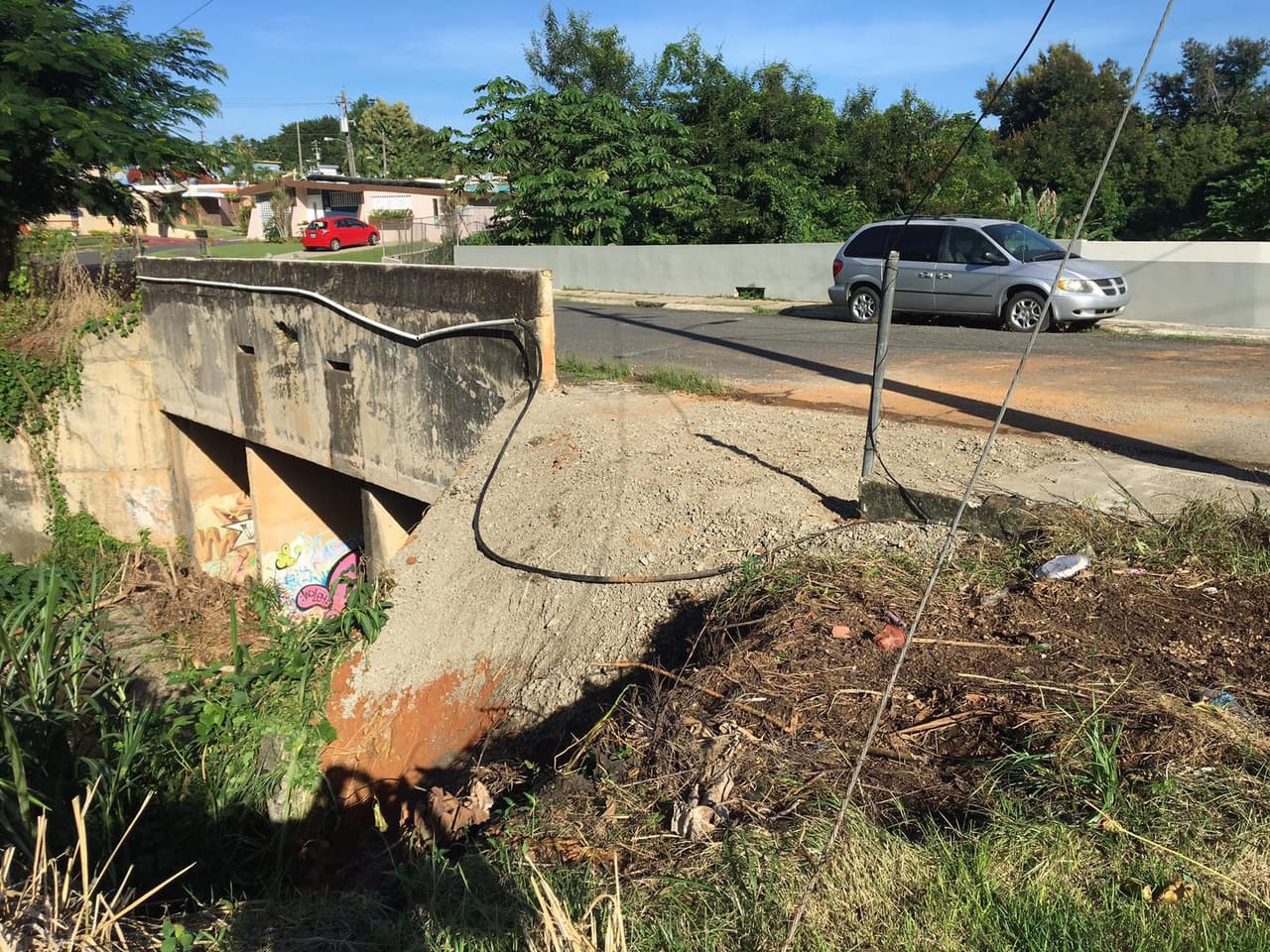 Actualmente, no cuentan con letreros que indiquen que la acera se derrumbó, lo que pone en peligro a los peatones.