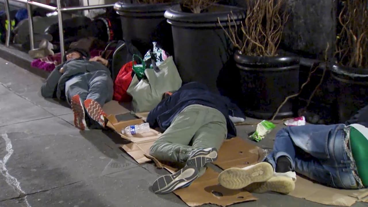 Utilizando cartones o sus mismas maletas, los inmigrantes provenientes de centro y Sudamérica y de África, se aglomeran en los alrededores de este hotel que sirve como oficina de registro para la Ciudad.
<br>