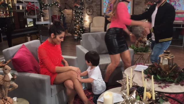 Aquí de nuevo con mamá. Él quería conducir el show