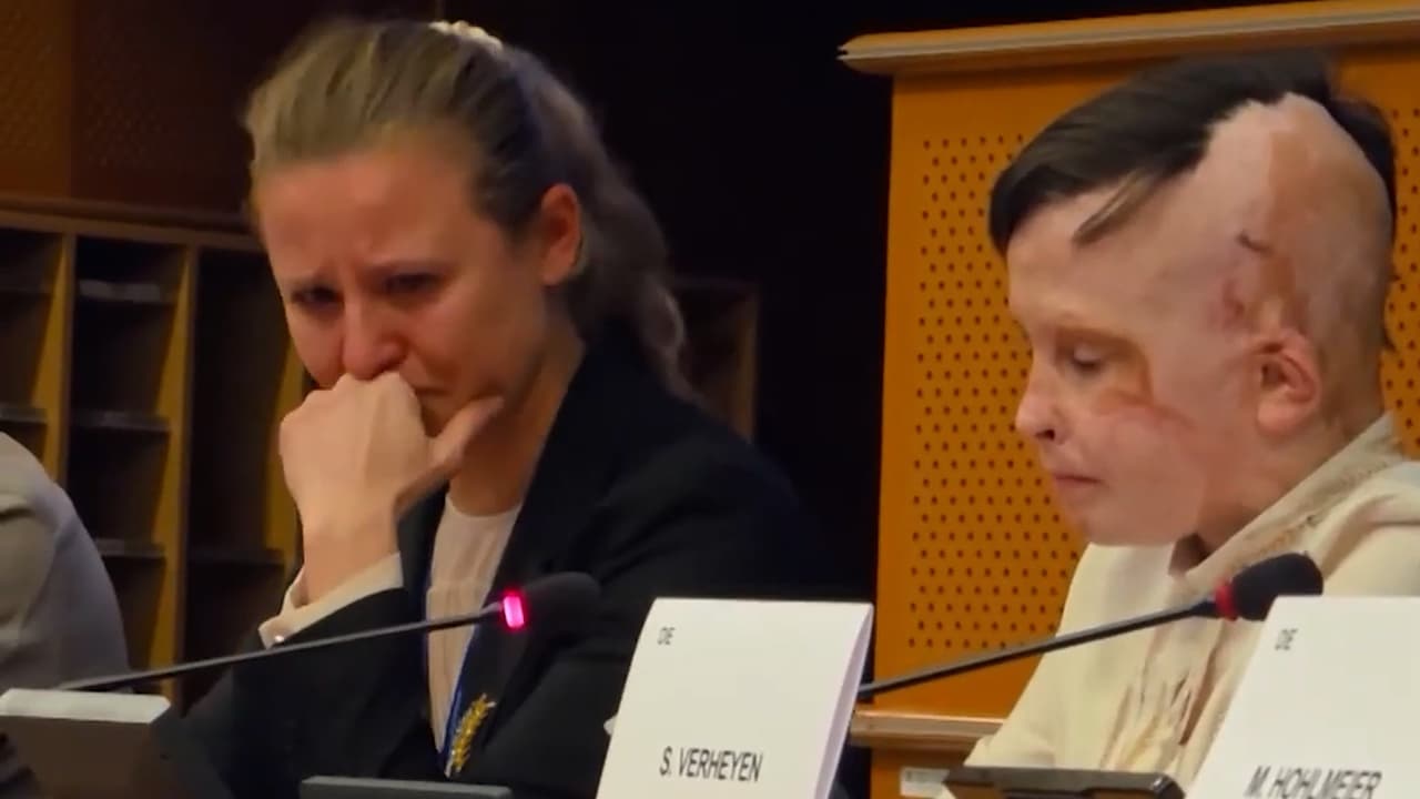 Traductora rompe en llanto en medio del testimonio de un niño ucraniano herido por misiles rusos