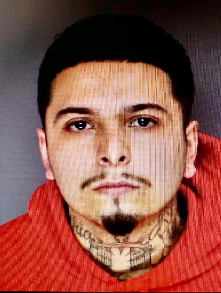 Matthew García, de 24 años, fue detenido bajo cargos de abuso infantil relacionados con la muerte de su hijo de 2 meses.