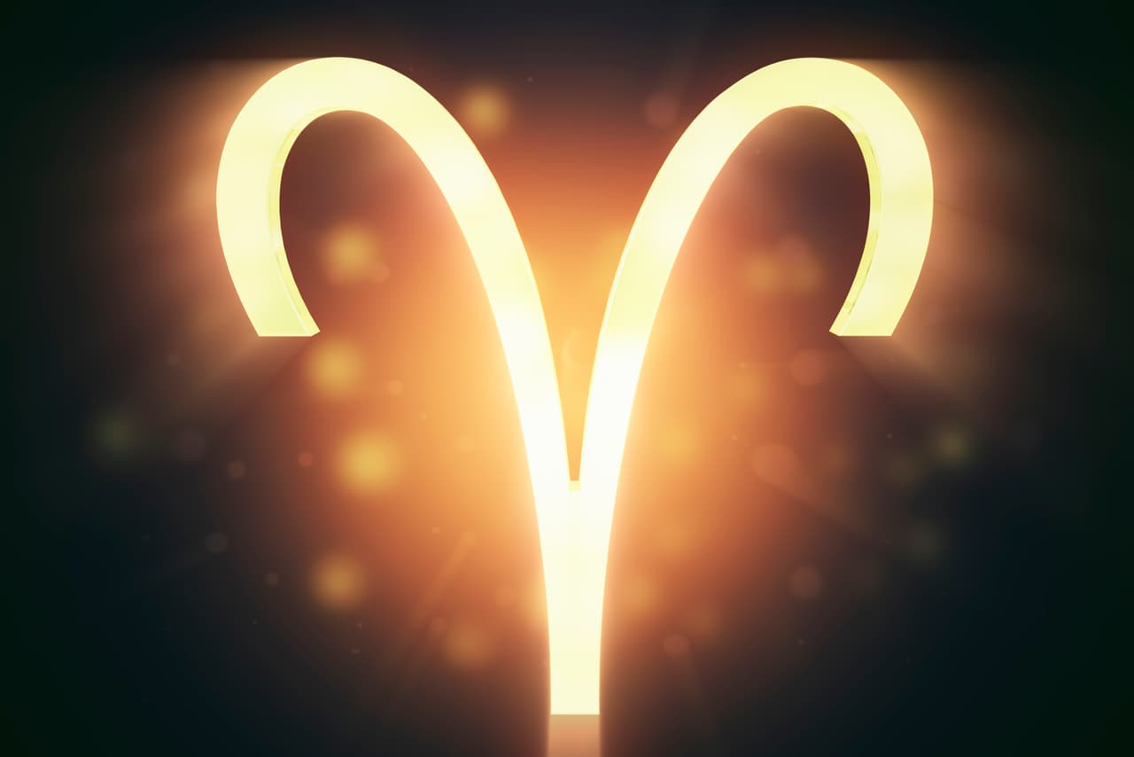 <b>Aries </b>
<br>
<b>Nictofobia, temor a la oscuridad, a no poder moverse</b>
<br>Muchos arianos temen a la oscuridad, a la noche, a morir mientras están durmiendo. Como signo aventurero, atrevido y valiente, Aries teme encontrarse en una situación tal que no pueda moverse, ya bien sea preso, atado, en un espacio cerrado o amordazado.