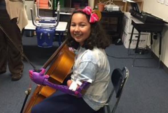 Tatiana Coletta, de nueve años y estudiante de cuarto de primaria en la escuela Little Ford en Waukegan, nació sin el antebrazo izquierdo, por lo que tocar el violonchelo era un reto que parecía casi imposible.