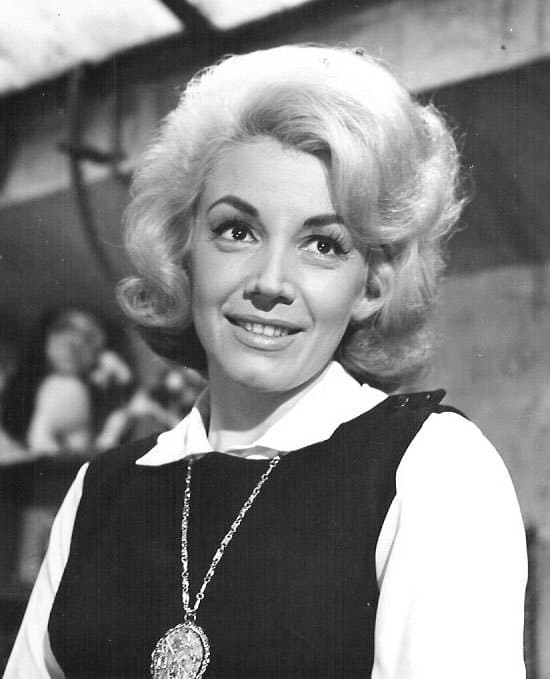 A partir de este debut, la actriz comenzó a recibir oportunidades para cantar en obras teatrales gracias a su voz privilegiada.