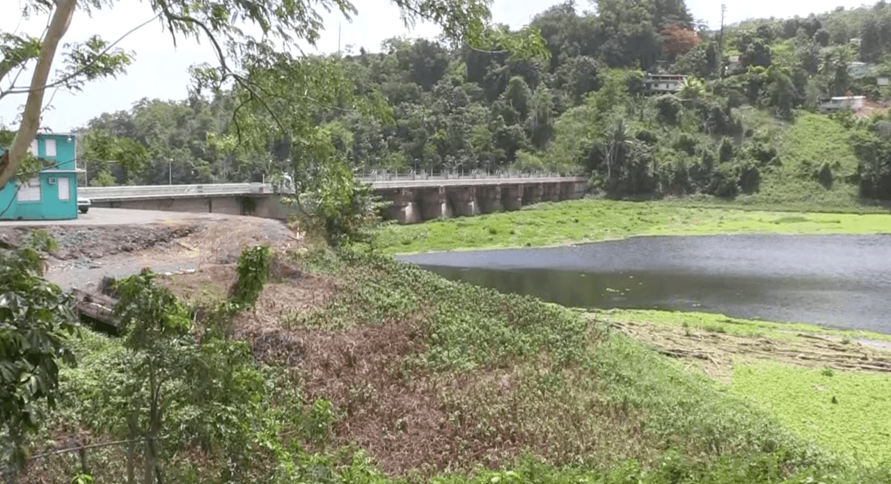 <b>Embalse Carraízo</b>
<br>
<br>El embalse se encuentra en un nivel de alerta amarillo, que indica que se están haciendo ajustes operacionales. La presidenta ejecutiva de la Autoridad de Acueductos y Alcantarillados anunció un plan de interrupciones programadas que iniciará este jueves y afectaría a unos 140,000 hogares. Este embalse surte de agua a los municipios de: San Juan, Trujillo Alto, Carolina, Canóvanas y Gurabo.