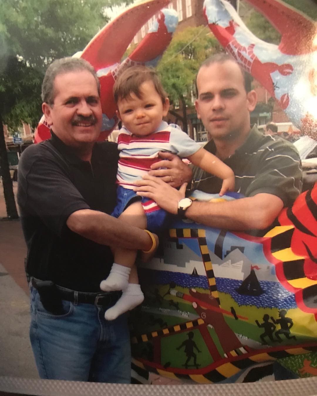 Aquí vemos a tres generaciones de Rivera. El amor familiar prevalece año con año en esta familia. Sin duda, todas estas fotos son invaluables, pues guardan los mejores años con su papá e hijos.