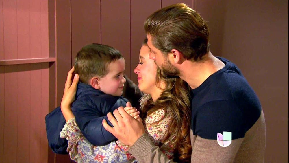 En Un Camino Hacia El Destino, después de luchar por su amor, Fernanda y Carlos terminaron juntos y llenos de amor. Revive foto a foto el gran final de la telenovela.