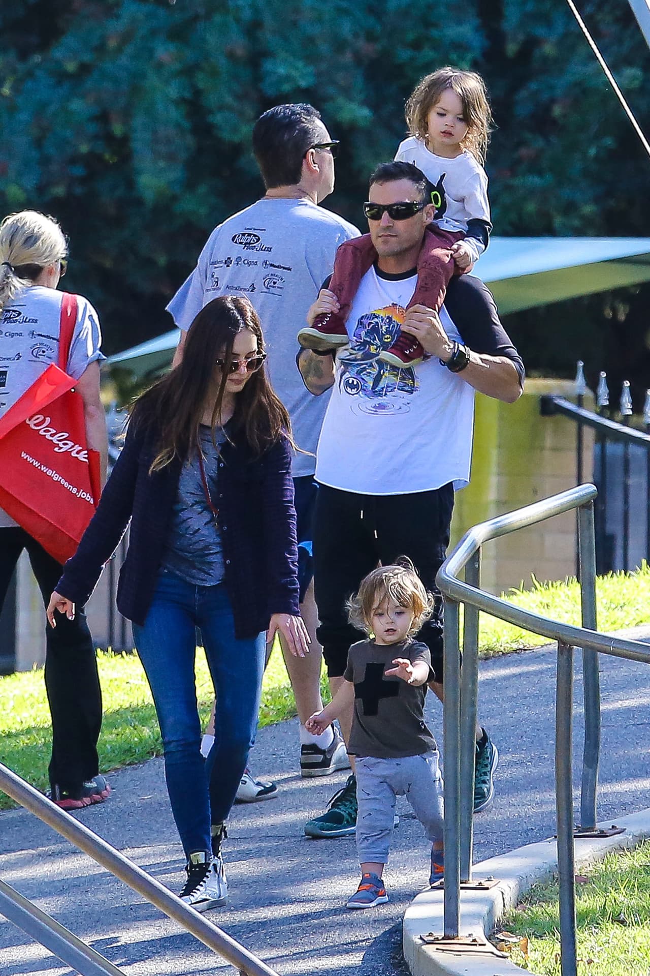 La actriz insistía en que tomar la mano del pequeño...