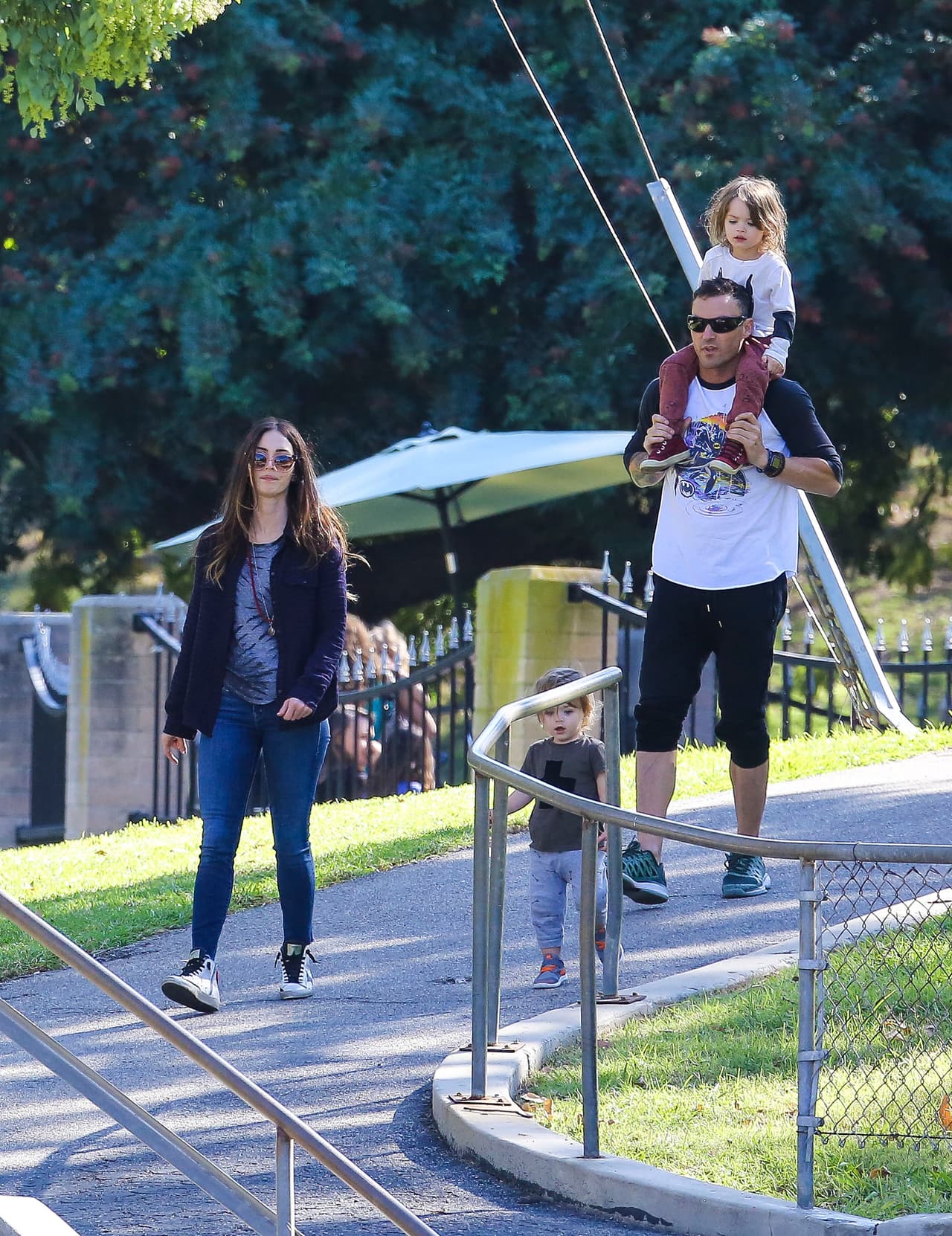 El pequeño Bodhi Ransom estuvo todo el tiempo en la espalda de su papá.