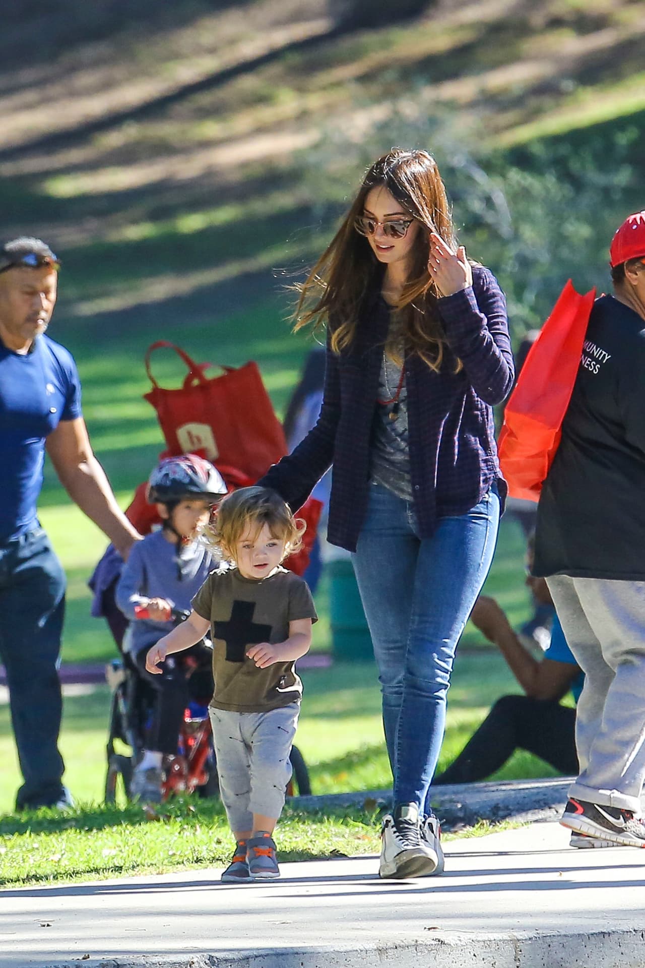 Megan cuidaba a sus pequeños mientras jugaban en el parque.
