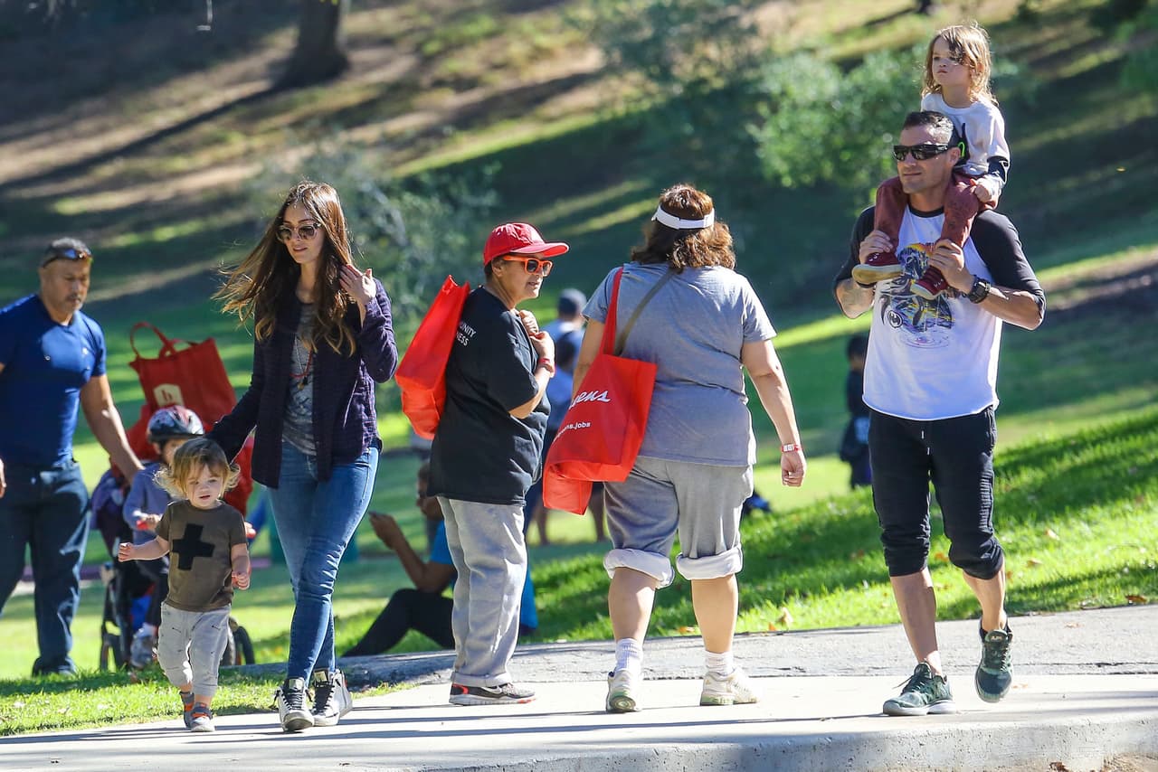 Los cuatro caminaban para encontrar el lugar perfecto y sentarse a disfrutar el día.