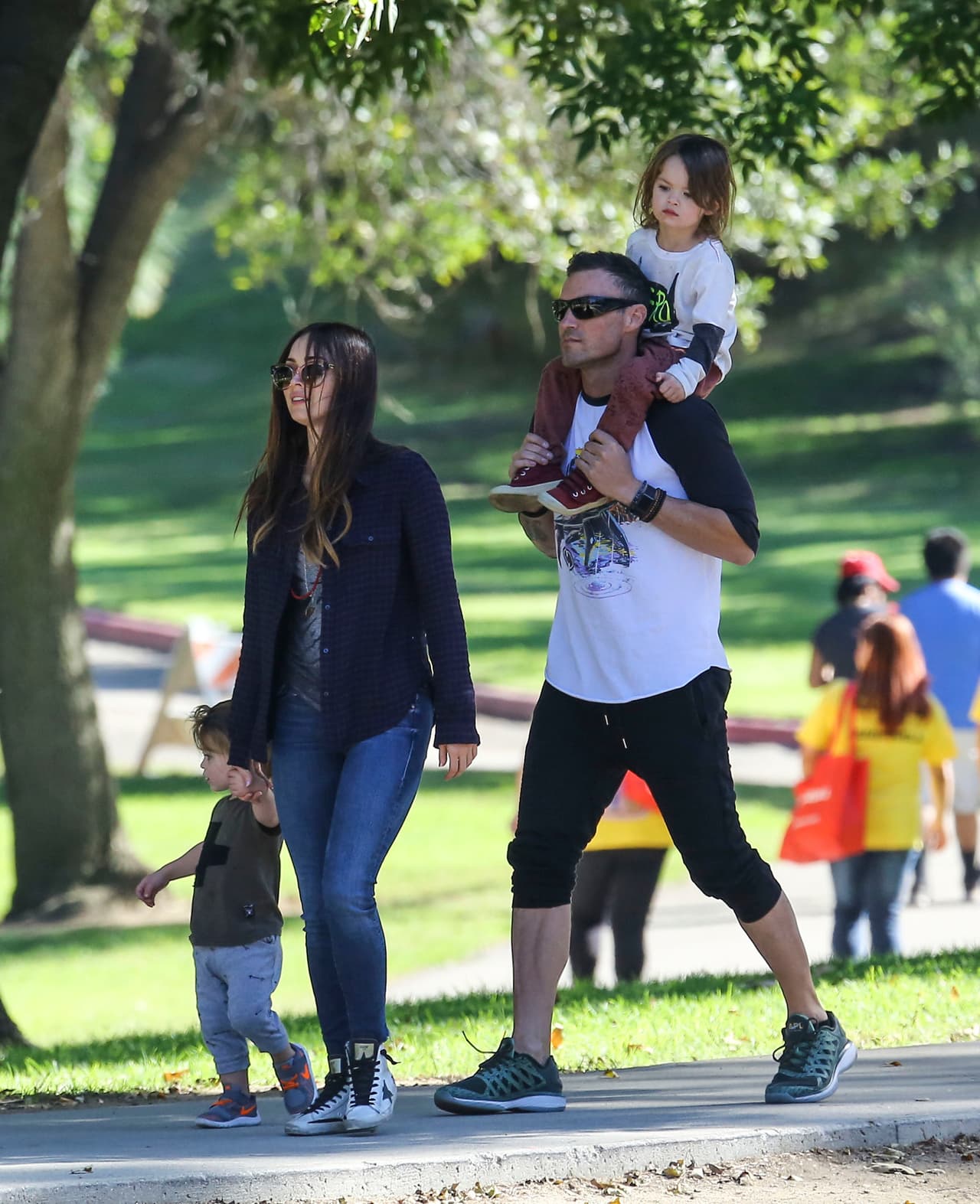 Ambos dieron un paseo junto con sus hijos por un parque.