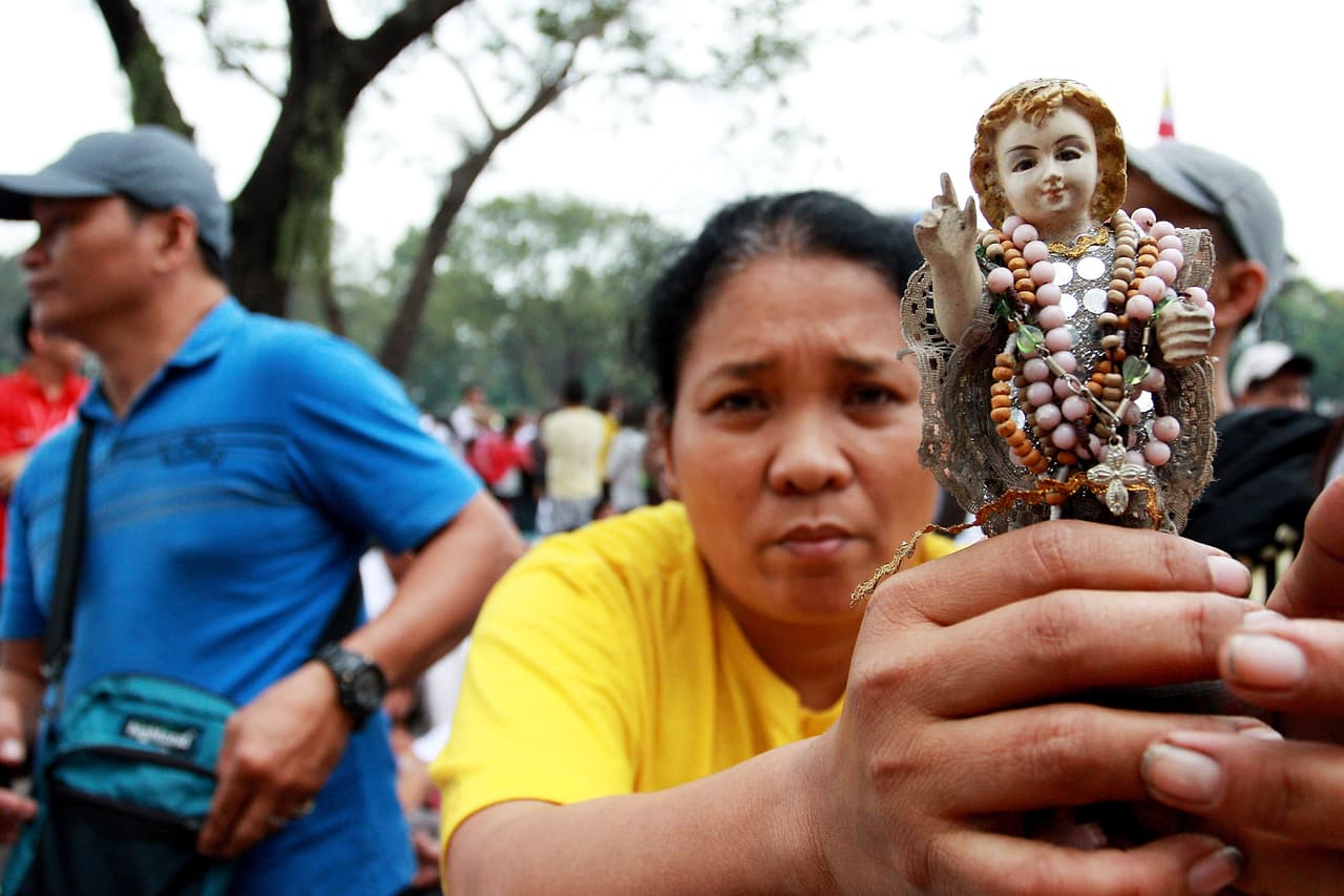 Los zapatos de la efigie religiosa eran reemplazados, pero estos continuaban sucios tras el paso de los días. La gente de Atocha vio esto como una señal de que el Niño Jesús salía todas las noches para ayudar a los necesitados en las prisiones.