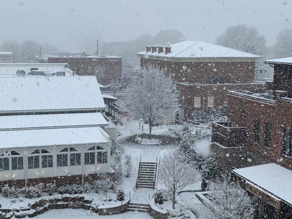 Ciudades como Lawrenceville, Duluth, Alpharetta, Roswell, Suwanee, Kennesaw registraron varias pulgadas de nieves.