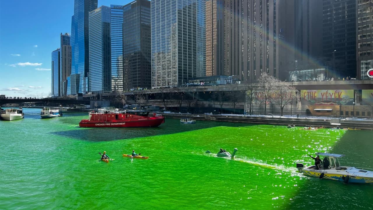 A pesar de las bajas temperaturas que se registraron en el área, los residentes asistieron a la tradicional teñida del río.