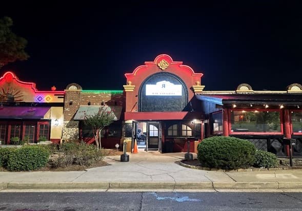 La Policía del condado Gwinnett arrestó a 18 personas en una redada en el restaurante Royal Flush Bar and Grill. Las autoridades realizaron una operación el 11 de septiembre en el 2275 Pleasant Hill Road.