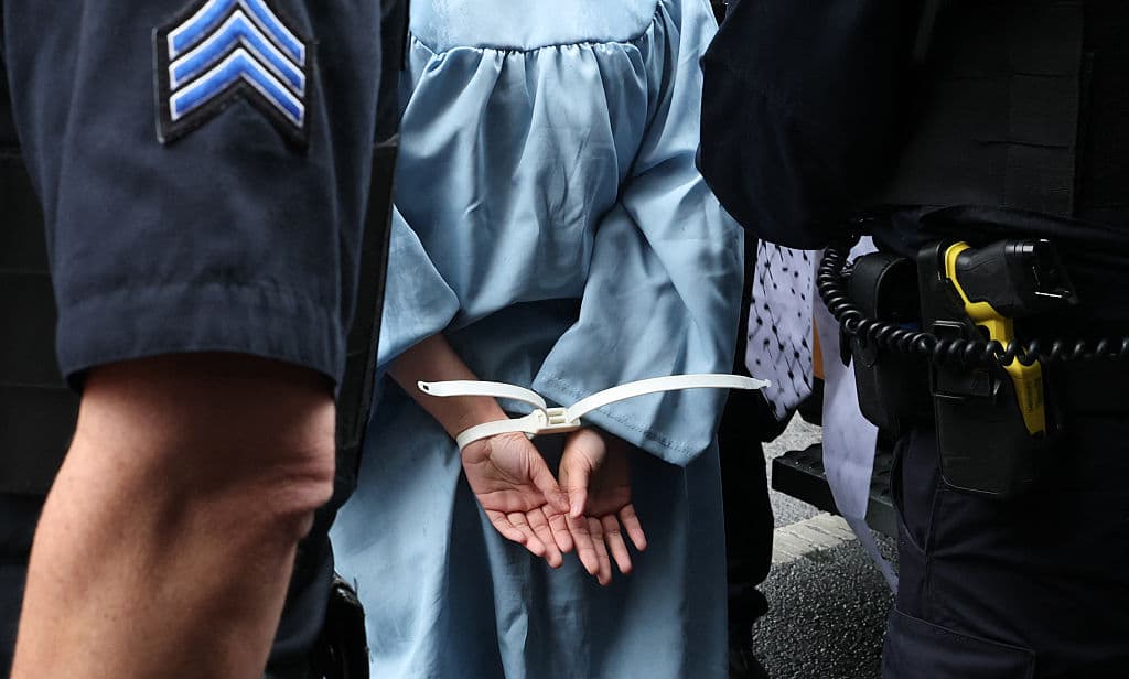 Al menos dos personas fueron puestas
<b> bajo arresto</b> este miércoles 21 de mayo durante una manifestación pro Palestina a las afueras de 
<b>la ceremonia de graduación</b> de la prestigiosa 
<b><a href="https://www.univision.com/local/nueva-york-wxtv/protestas-palestina-columbia-biblioteca-80-detenidos-enfrentamientos-fotos" target="_blank">Universidad de Columbia</a></b>, en Manhattan, Nueva York.