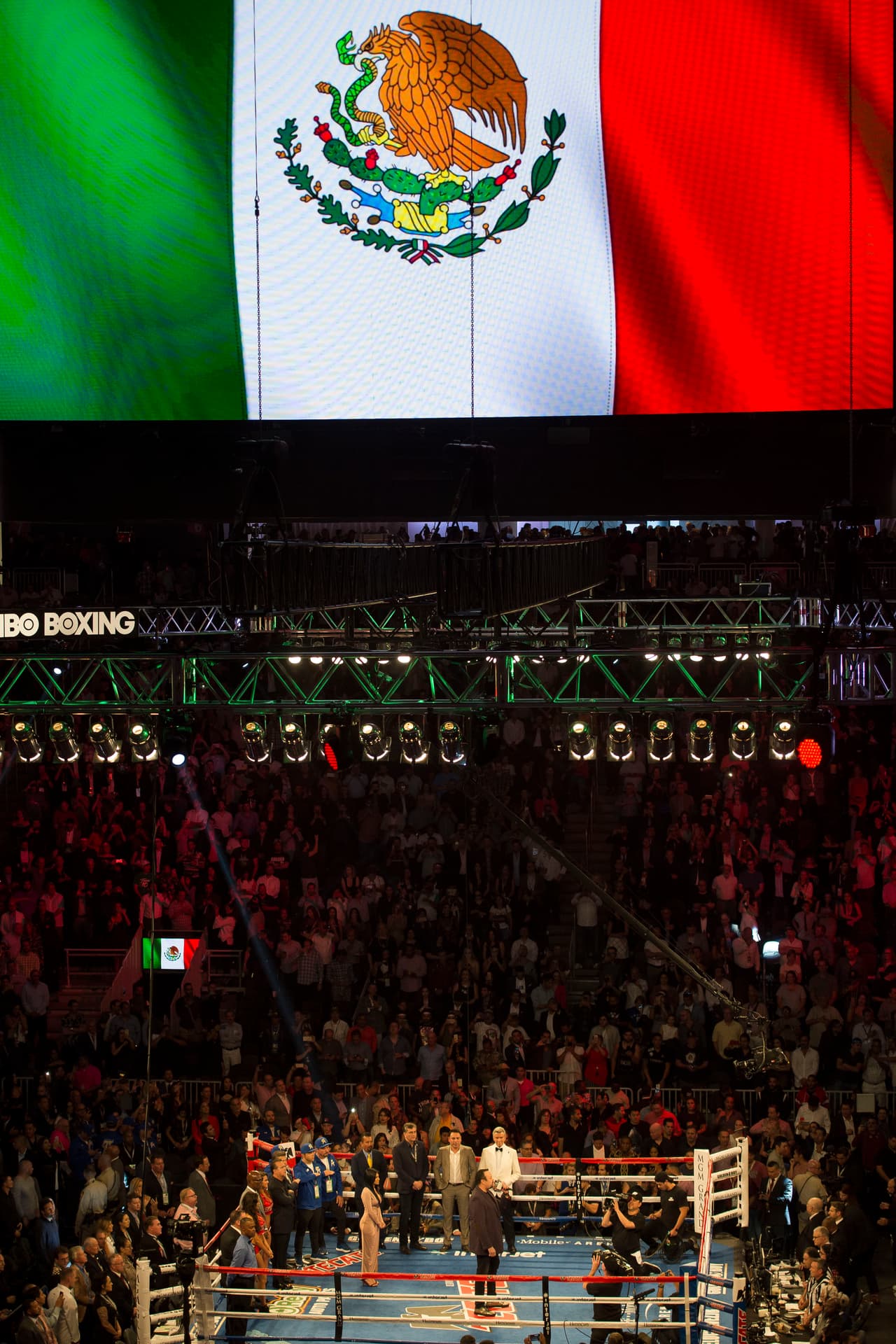 La bandera tricolor se mostró majestuosa en las pantallas del inmueble.