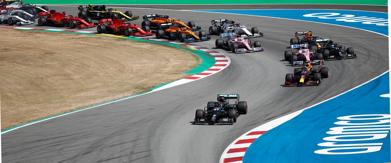 Hamilton ejecutó una casi perfecta carrera en el Gran Premio de España, liderando cada una de las vueltas. Verstappen se queda en la segunda posición, mientras que Bottas logra la tercera posición. El mexicano, 'Checo' Pérez estuvo a una posición de ganar un lugar en el podio.