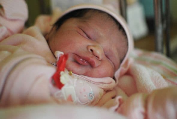 La bebé fue llamada Esperanza, igual que el campamento de familiares. La madre, Elizabeth Segovia, confirmó que el padre podrá ver el nacimiento de su hija a través de un video grabado durante el parto.