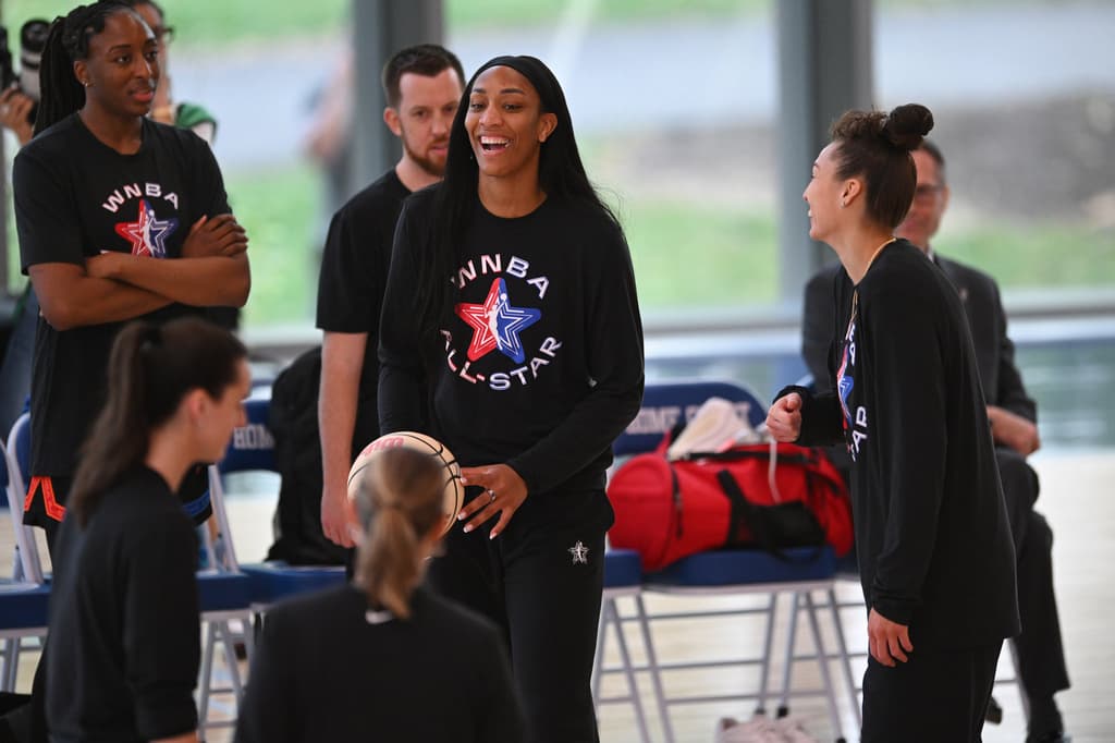 La cancha utilizada en la práctica forma parte del Centro Presidencial Obama, que abrió en junio. El baloncesto fue el primer deporte profesional en usar esa duela. Obama añadió que ya no juega partidos de cinco contra cinco para cuidar su tendón de Aquiles.