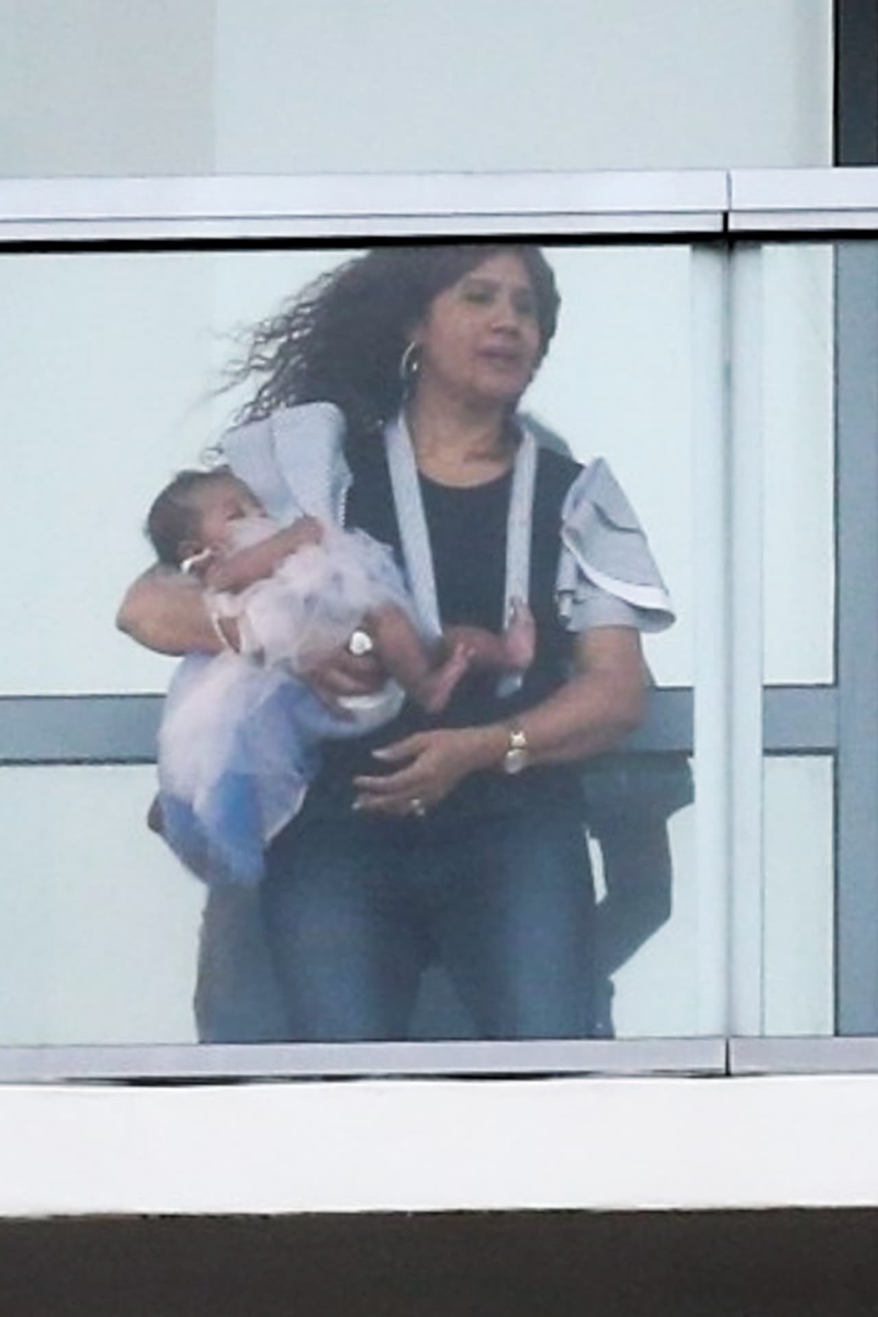 Kulture es la gran alegría de su madre
<b><a href="https://www.univision.com/entretenimiento/a-cardi-b-le-llueve-sobremojado-demandas-peleas-con-fans-y-ahora-su-novio-esta-en-el-hospital">sobre todo en estos días, </a></b>que Cardi B ha tenido que responder a la justicia.