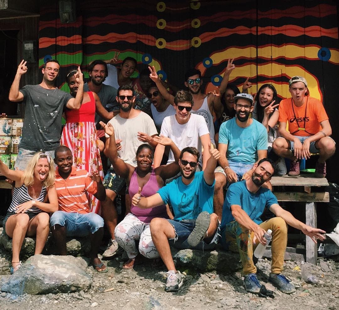 El equipo lo forman ilustradores, arquitectos, diseñadores gráficos... Tal y como señala su propio nombre —'Boa Mistura' significa 'buena mezcla' en portugués—, el éxito de este grupo creativo se debe a la combinación del talento de sus miembros. "Somos un equipo de amigos. Empezamos pintando juntos en la calle, en nuestro barrio de Madrid, cuando teníamos 15 años. Al día de hoy somos una estructura mucho más compleja formada por un equipo de personas más grande".