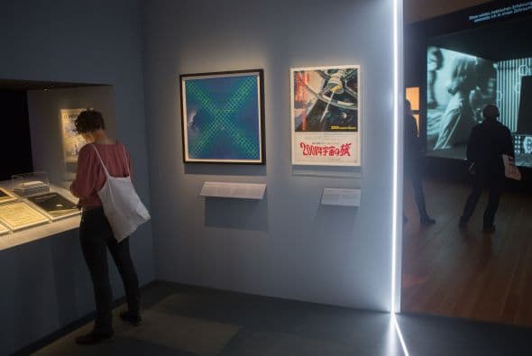 La exhibición se presenta en el Museo de Arte Contemporáneo de Chicago desde el 23 de septiembre y documenta la extensa carrera musical de uno de los iconos del glam rock británico.