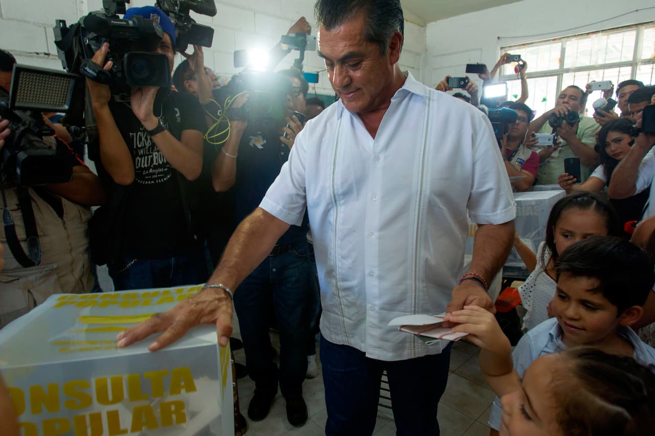 El candidato independiente Jaime "El Bronco" Rodríguez Calderón votó en Monterrey, Nuevo León.