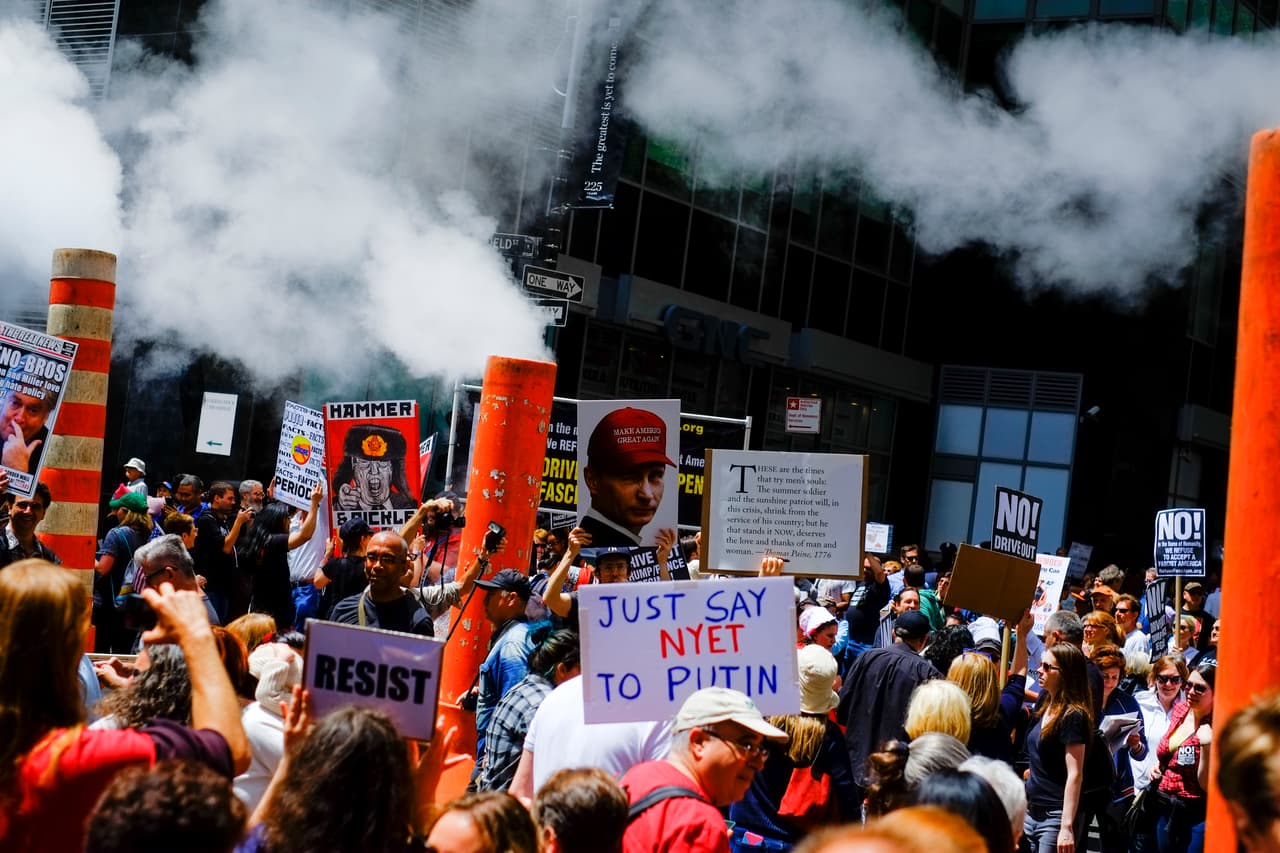 <b>"Solo dile nyet ('no', en ruso) a Putin"</b>, se lee en el cartel central de la imagen de la protesta de Nueva York.