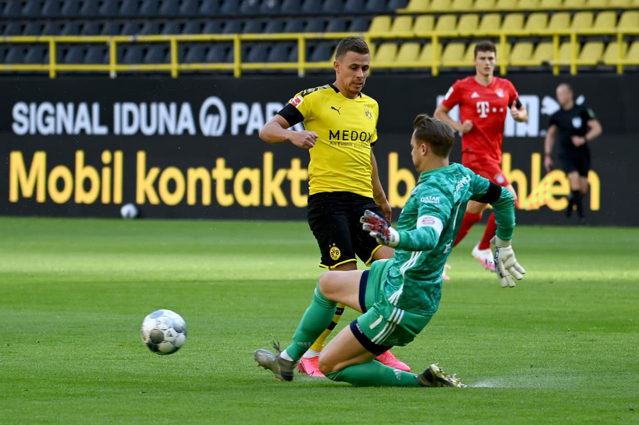 El mano a mano es para Neuer que evita el gol en su portería.