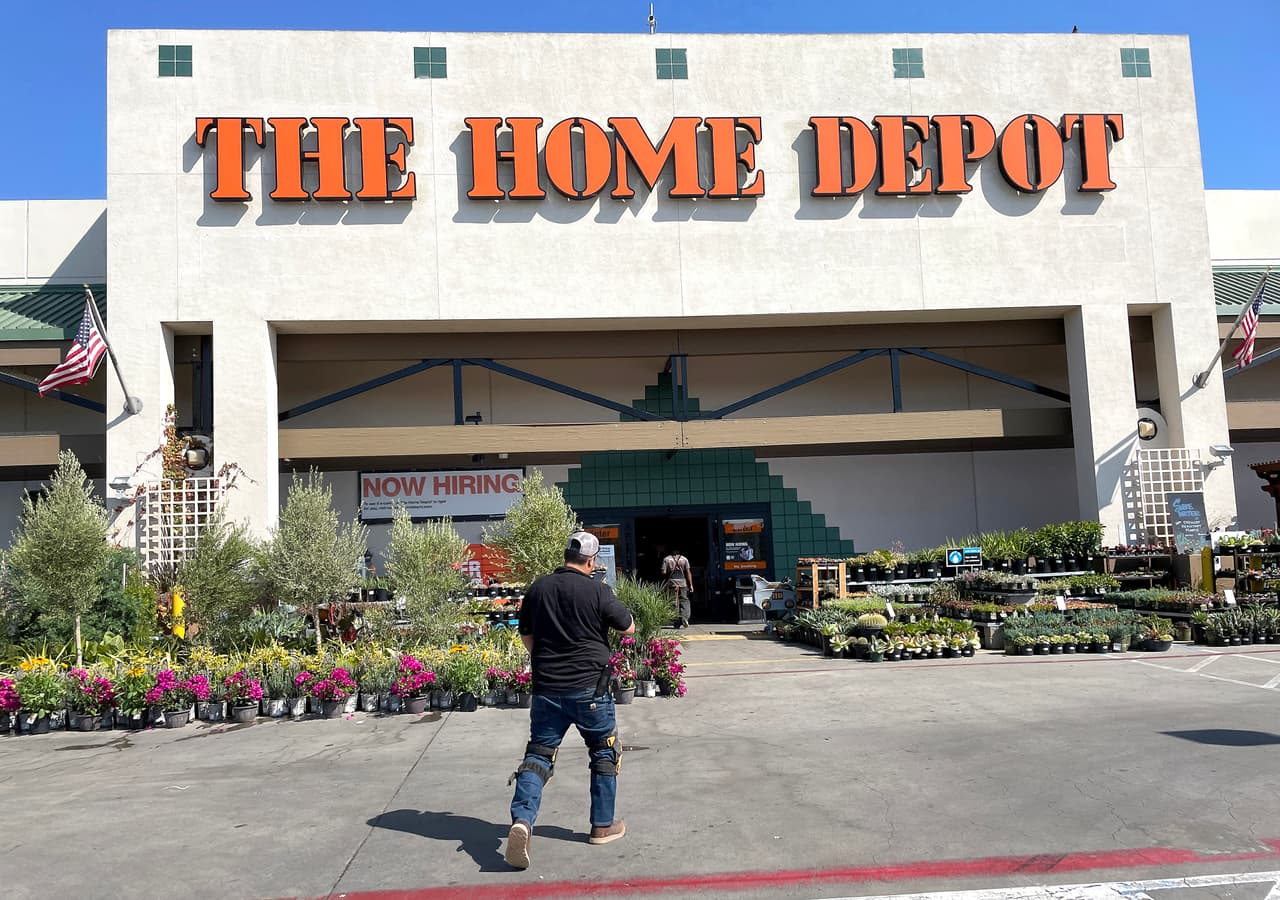 <b>The Home Depot</b>
<br>Cerrará durante Thanksgiving (jueves 23 de noviembre), pero abrirá en Black Friday (viernes 24 de noviembre).