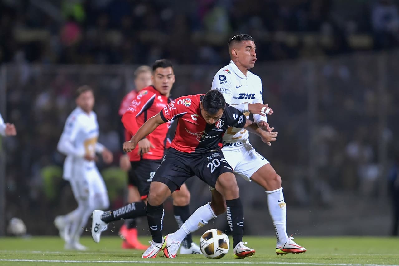 Con un cañonazo de Julio Furch en el primer tiempo, Atlas logra vencer de visita a los Pumas 0-1 y tomán una muy cómoda ventaja en las semifinales del futbol mexicano.