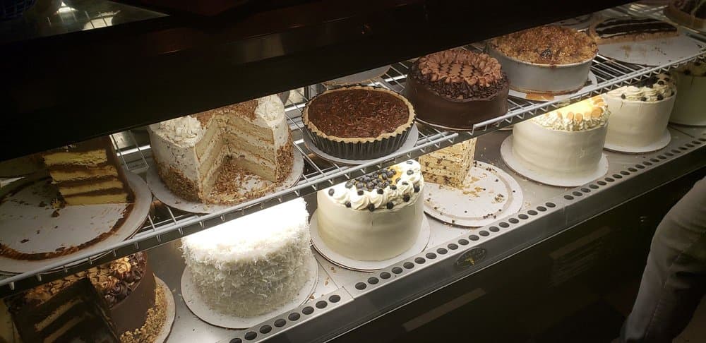 <b>Hayes Barton Café & Dessertery</b>
<br>Dirección: 2000 Fairview Rd Ste B Raleigh, NC 27608
<br>Teléfono: (919) 856-8551
<br>Sitio web: 
<a href="https://www.hayesbartoncafeanddessertery.com/">https://www.hayesbartoncafeanddessertery.com/</a> 
<br>
<b><a href="https://www.yelp.com/map/hayes-barton-caf%C3%A9-and-dessertery-raleigh-3">Cómo llegar</a></b>
<br>
<br>Café con un amplio menú que -además- ofrece pasteles.