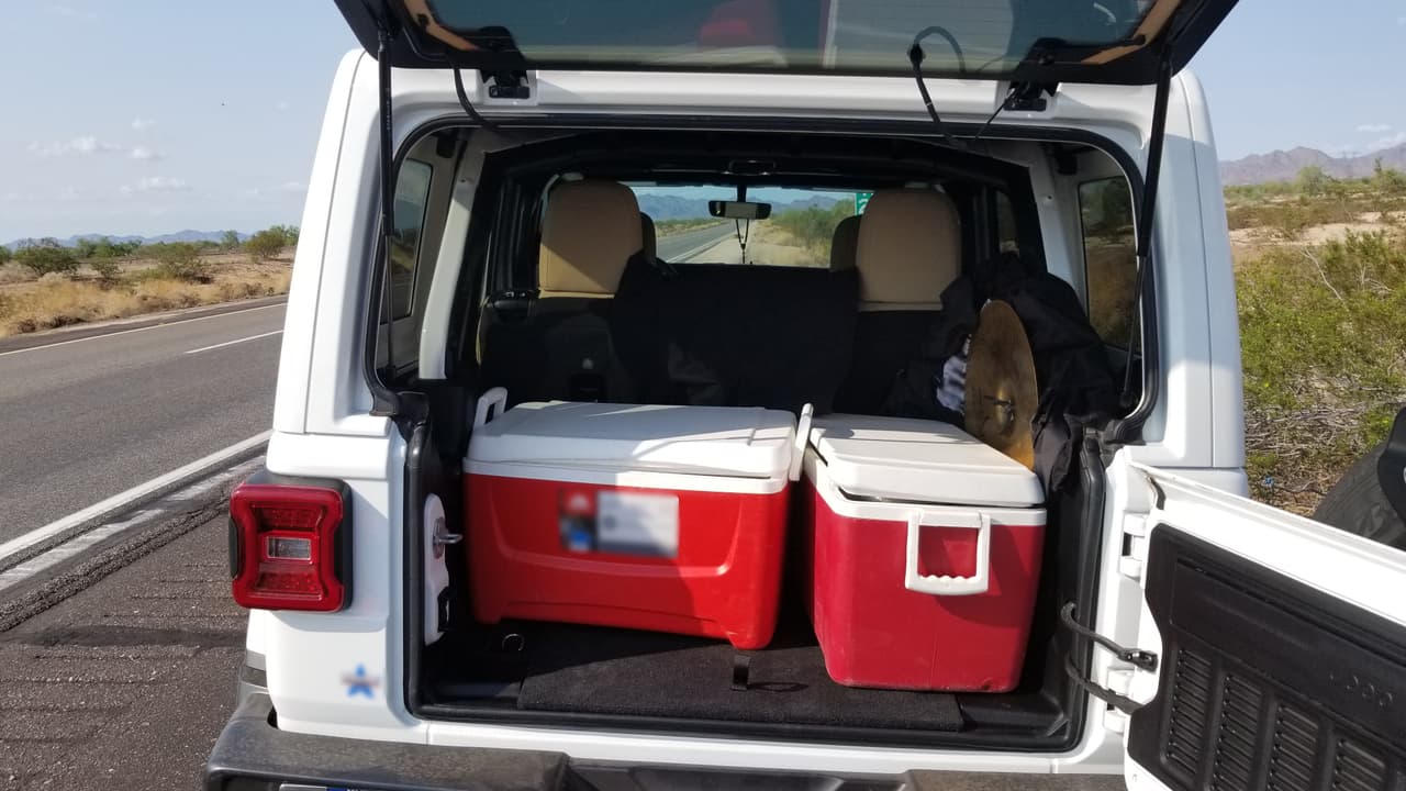 Agentes de la estación Ajo arrestaron a un ciudadano estadounidense de 38 años después de encontrar más de 50 libras de metanfetamina empaquetadas en neveras portatiles. El contrabando fue entregado al Administración de Drogas de EEUU (DEA).