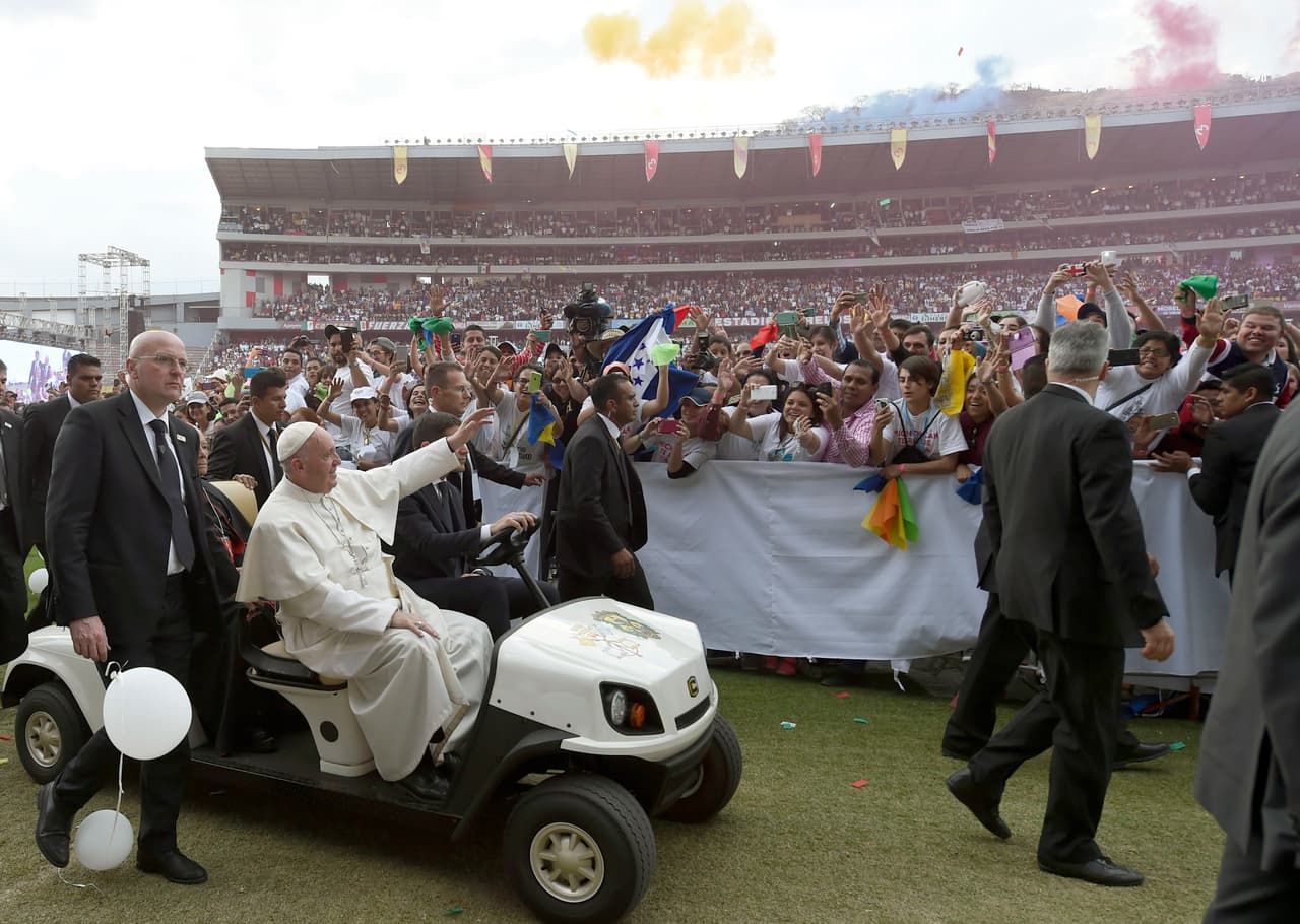 El papa no está exento de los letárgicos viajes en
<b>carritos eléctricos</b>. Aquí lo vemos llegando a un evento en el estadio de Morelos, en Morelia, Michoacán en 16 de febrero de 2016.