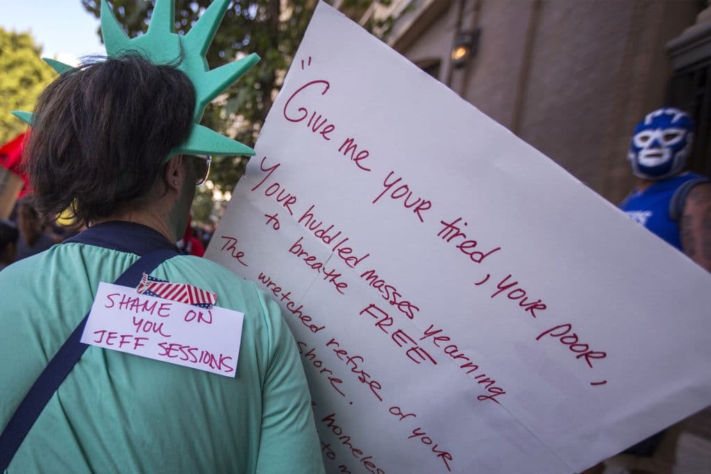 "Eres una vergüenza, Jeff Sessions", es el mensaje que porta esta mujer disfrazada de la estatua de la libertad con la célebre cita: "Dame tus cansados, tus pobres, tus masas amontonadas gimiendo por respirar libres".
