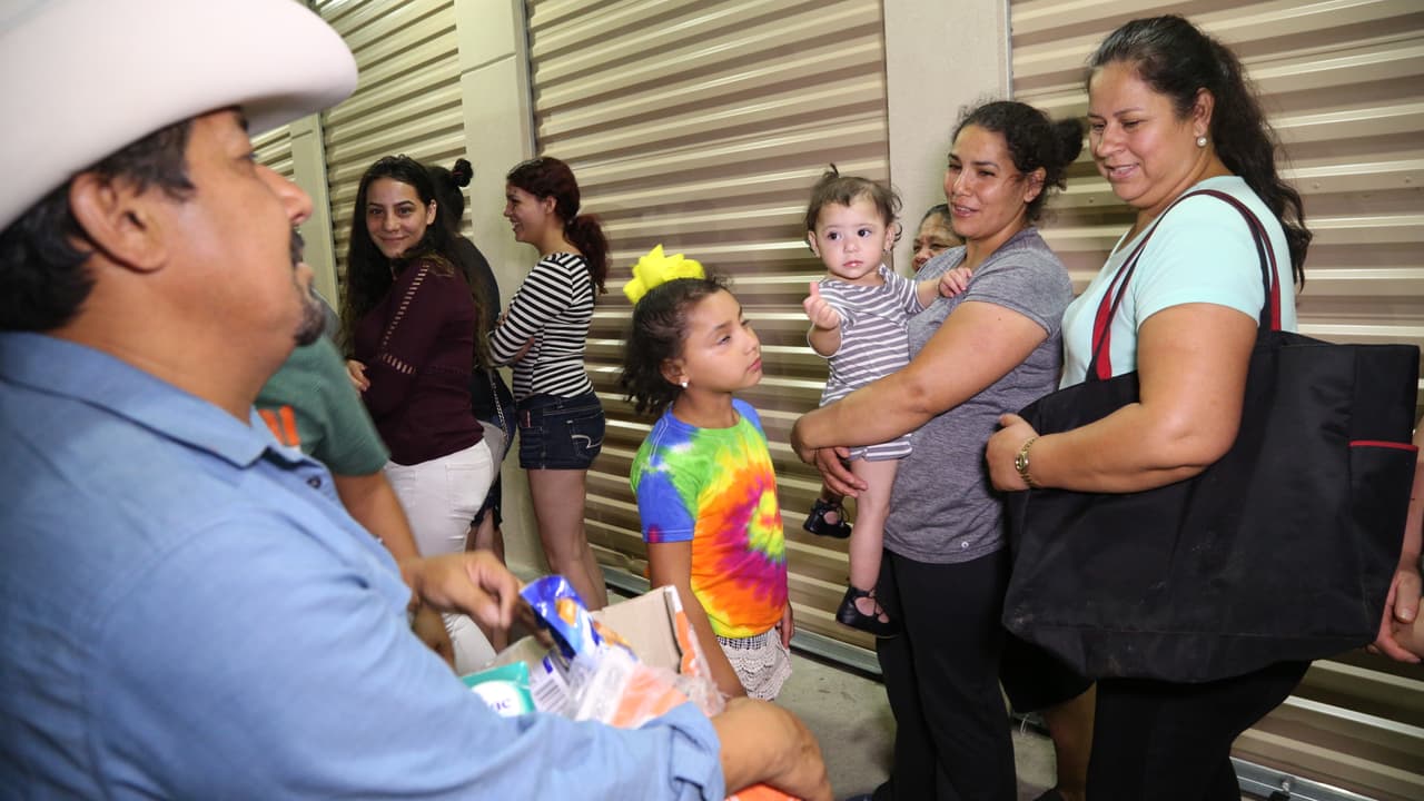 Así fue la entrega de ayudas por 'El Bueno, La Mala y El Feo' en Port Arthur, una de las localidades más afectadas por el huracán Harvey.