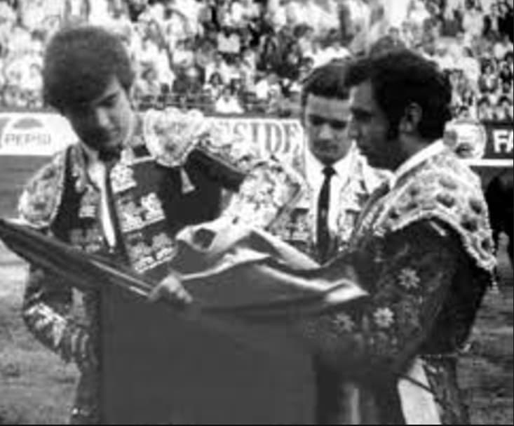 En 1979
<b>don Manuel</b> da la alternativa a su
<b>Guillermo</b>, convirtiéndose en matador de toros profesional.