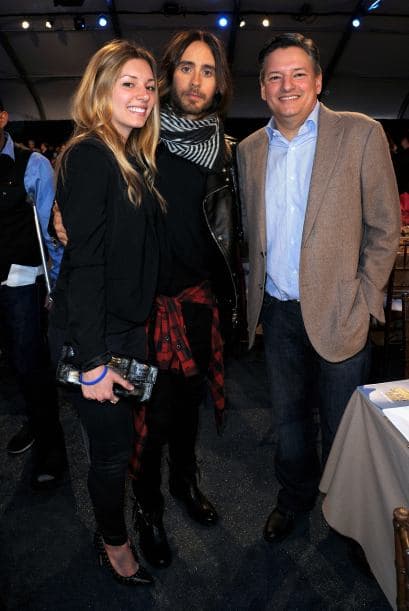Jared Leto con Sarah y Ted Sarandos. Mira aquí los videos más chismosos.