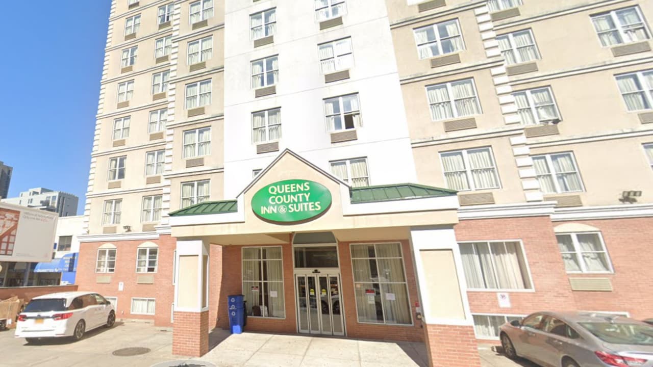Bebé de 3 meses muere en hotel habilitado como refugio para inmigrantes en Queens