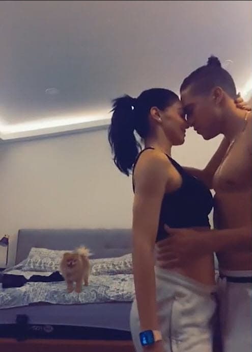 Y es que la actriz reconoce que ha sido "complicado" que él no se ponga celoso al verla en candentes escenas con sus colegas. 
<br>