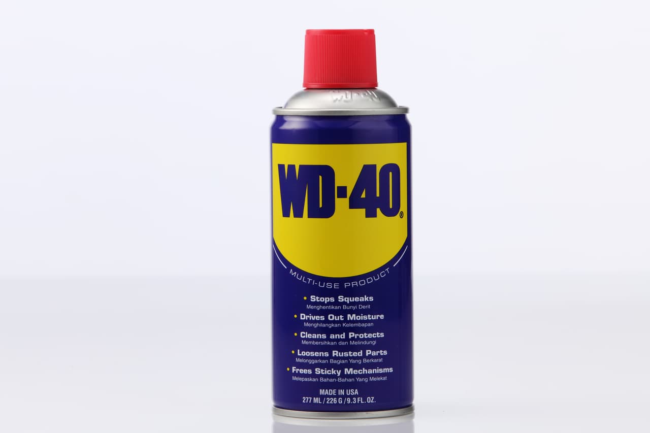 Otro truco es 
<b>emplear 'aflojatodo' (WD-40),</b> pero OJO este producto solo puedes aplicarlo en el área de pintura, no en vidrios ni en molduras de plástico, ya que sus componentes pueden dañar el material. Si lo utilizas, déjalo actuar por un minuto para reblandecer la caca y después retírala con un trapo. Limpia cualquier residuo de este producto con otro trapo húmedo y limpio.