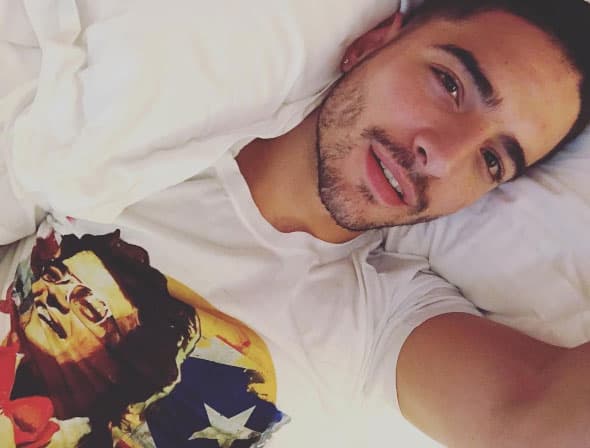 Entre sus almohadas y sábanas escucha su música favorita.