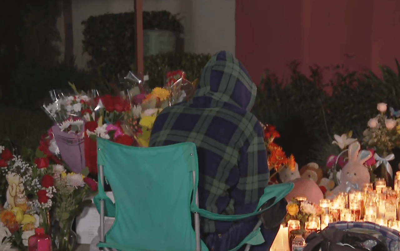 “
<a href="https://www.univision.com/local/los-angeles-kmex/el-sistema-nos-fallo-familiares-de-la-sospechosa-de-asesinar-a-sus-tres-hijos-en-reseda-california-video">El sistema nos falló necesitábamos ayuda, mi hermana necesitaba ayuda, Denton necesitaba ayuda y no la hubo</a>” , dijo a Univision34, Javier Carrillo, hermana de Liliana Carrillo, visiblemente afectado por la tragedia en el altar improvisado en frente al edificio de apartamentos en Reseda, California en donde los restos de los niños fueron encontrados.